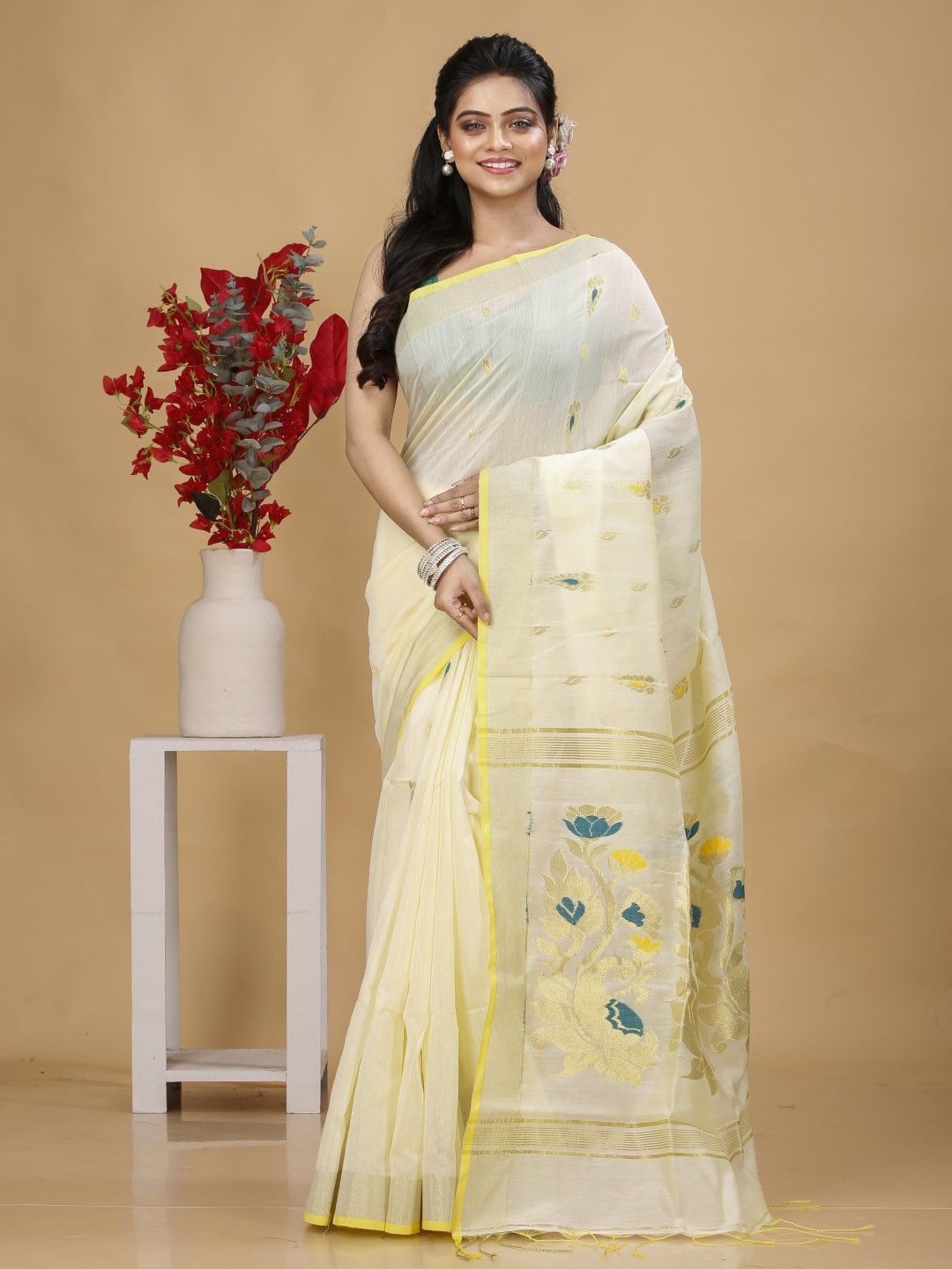 

Bong ButiQ Solid Woven Design Zari Saree, Cream