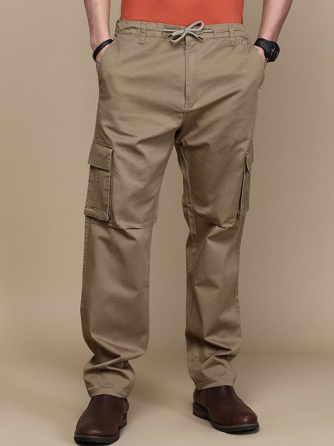 

Chennis Solid Men Cargos Trousers, Brown