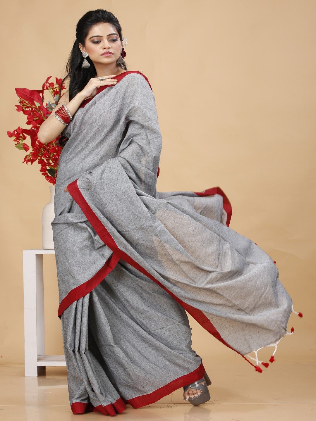 

Bong ButiQ Solid Handloom Taant Saree, Grey