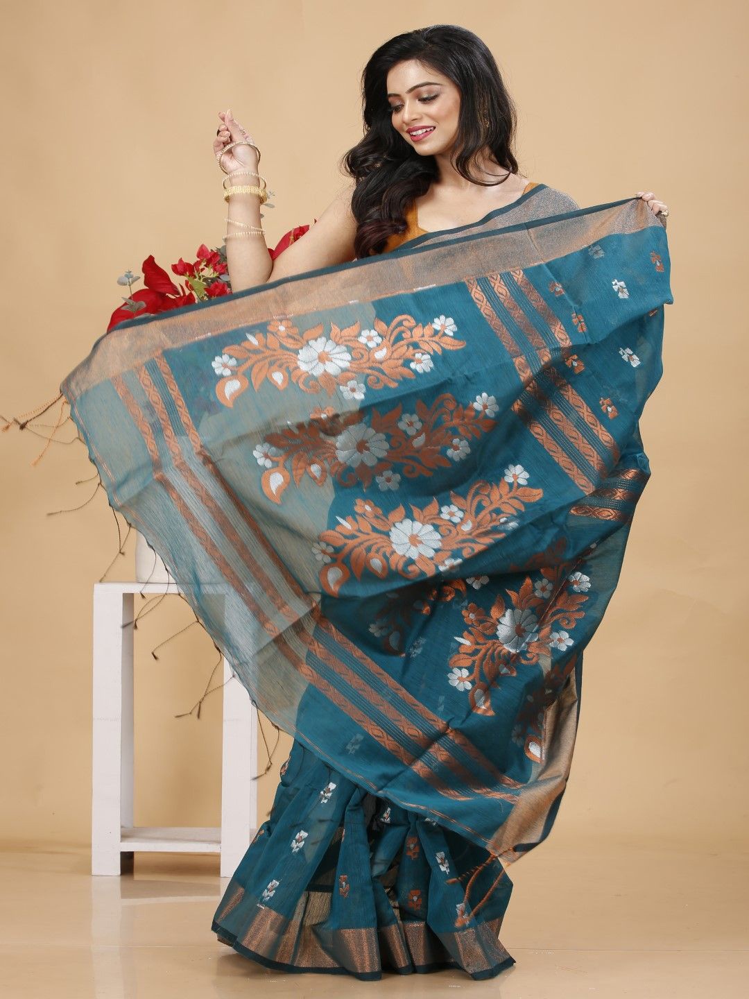 

Bong ButiQ Woven Design Embroidered Saree, Sea green