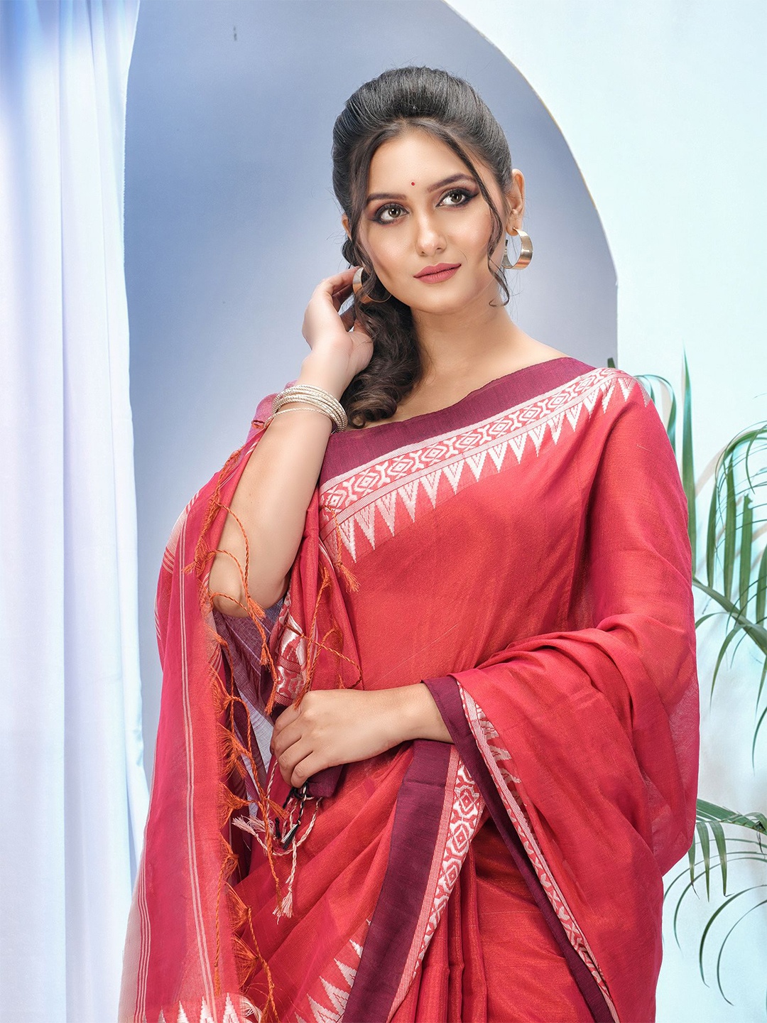 

DESH BIDESH Woven Design Tissue Saree, Red