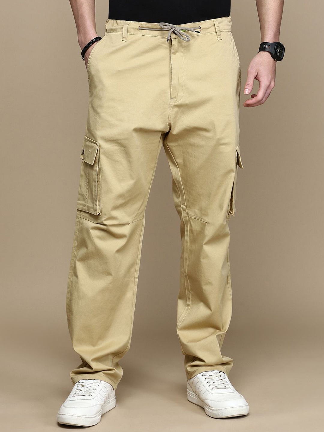 

Chennis Solid Men Cargos Trousers, Khaki