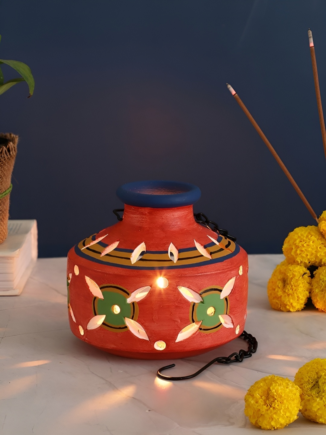 

VarEesha Red & Green Candle Holder