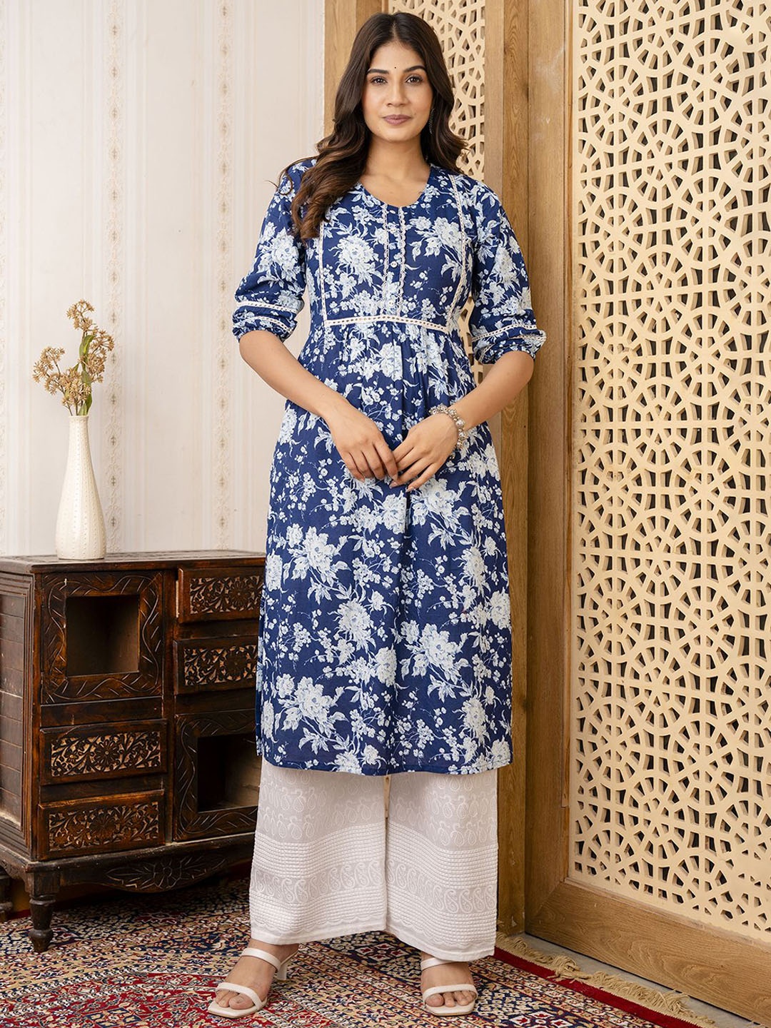 

Nayo Floral Printed Round Neck Cotton Straight Kurta, Navy blue