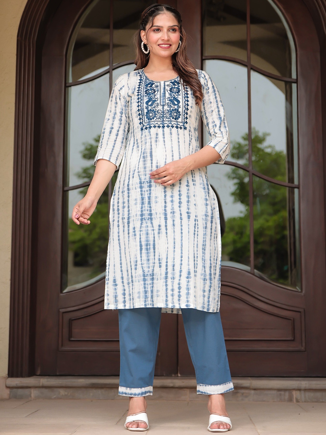 

Aramya Women Dyed Regular Thread Work Pure Cotton Kurta with Trousers, Blue