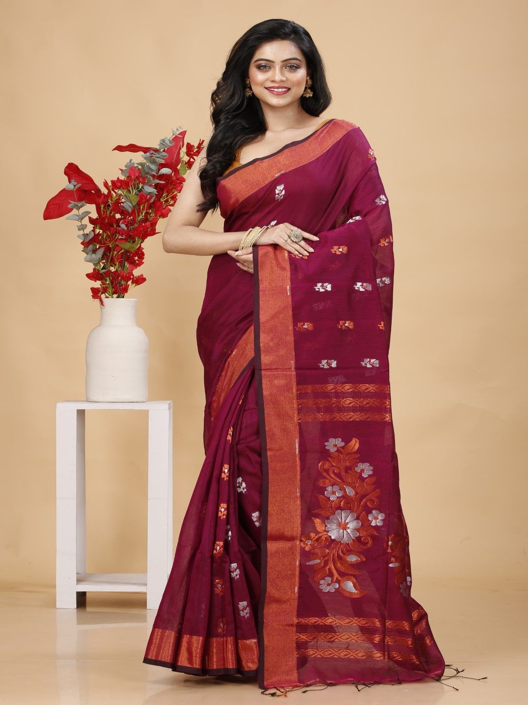 

Bong ButiQ Woven Design Zari Saree, Magenta