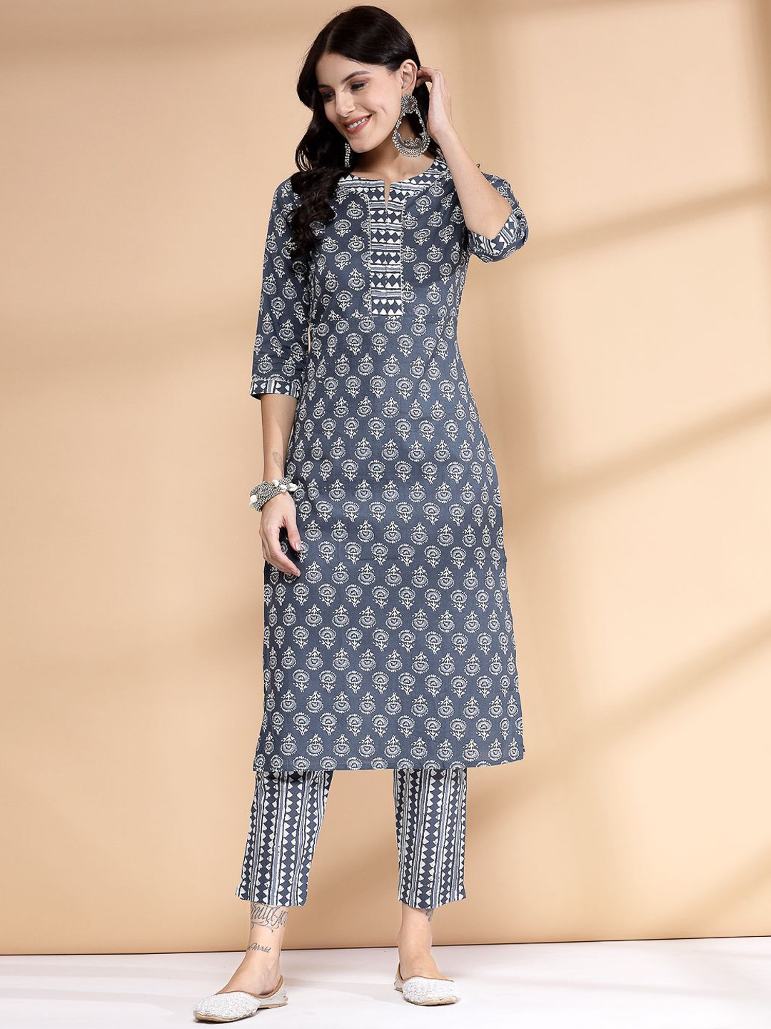 

LARGISH Printed Pure Cotton Kurta With Trousers Set, Grey