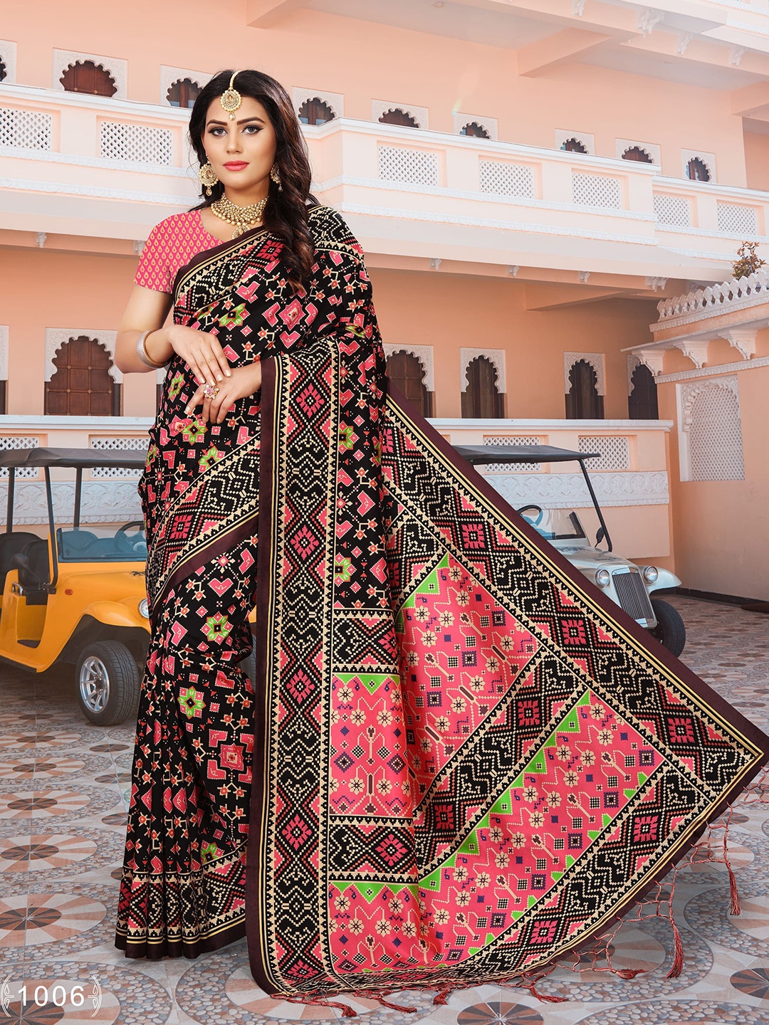 

Kaizen TEXO FAB Women Ethnic Motifs Printed Patola Saree, Black