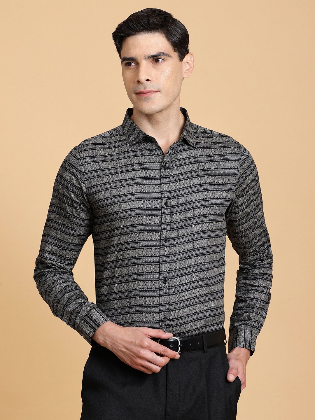 

Gavin Paris Men Classic Horizontal Stripes Opaque Striped Semiformal Shirt, Black