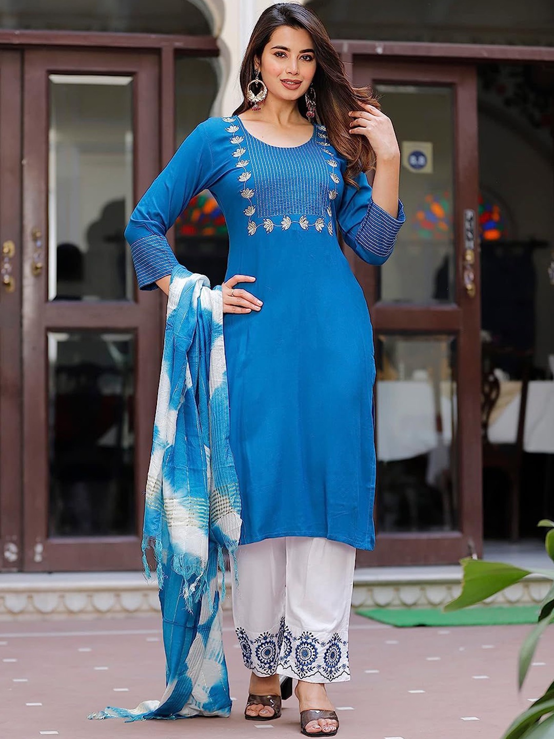 

G4Girl Women Yoke Design Regular Thread Work Kurta with Trousers & With Dupatta, Blue