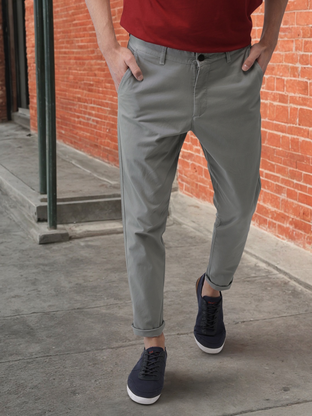 

Mast & Harbour Men Grey Tapered Fit Solid RegularChinos