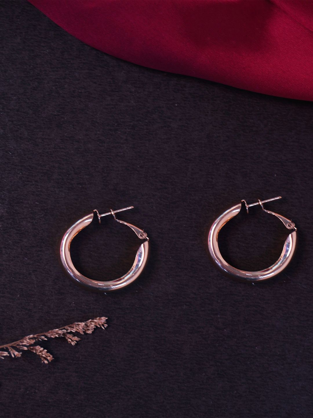 

Niscka Contemporary Studs Earrings, Gold