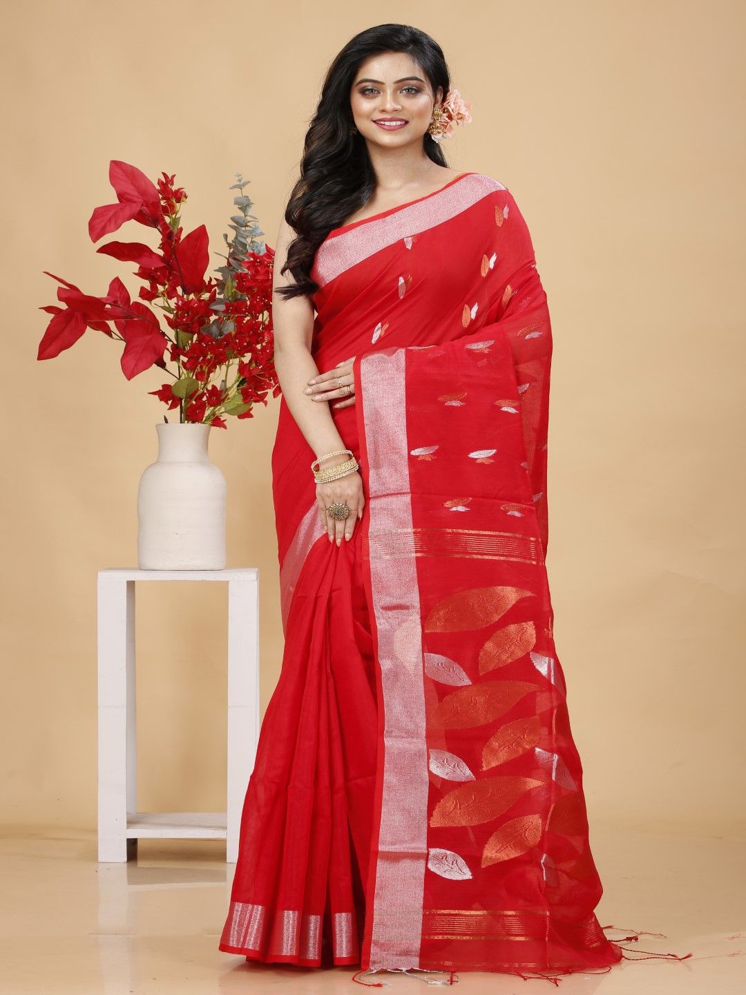 

Bong ButiQ Woven Design Zari Saree, Red