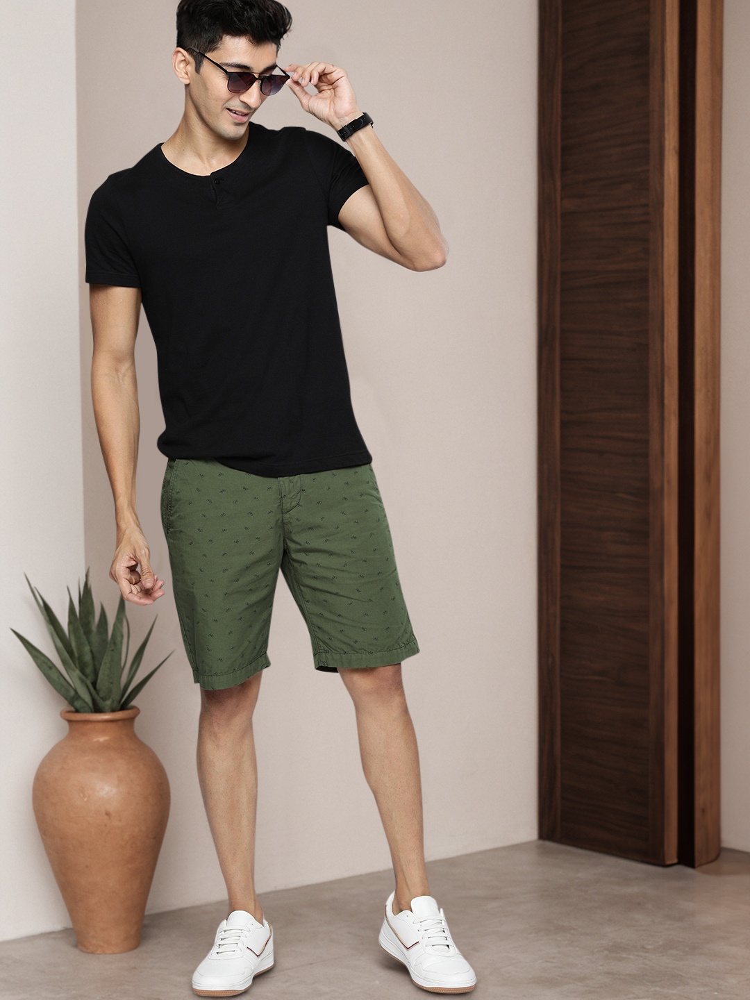 

Mast & Harbour Men Green Printed Regular Fit Chino Shorts