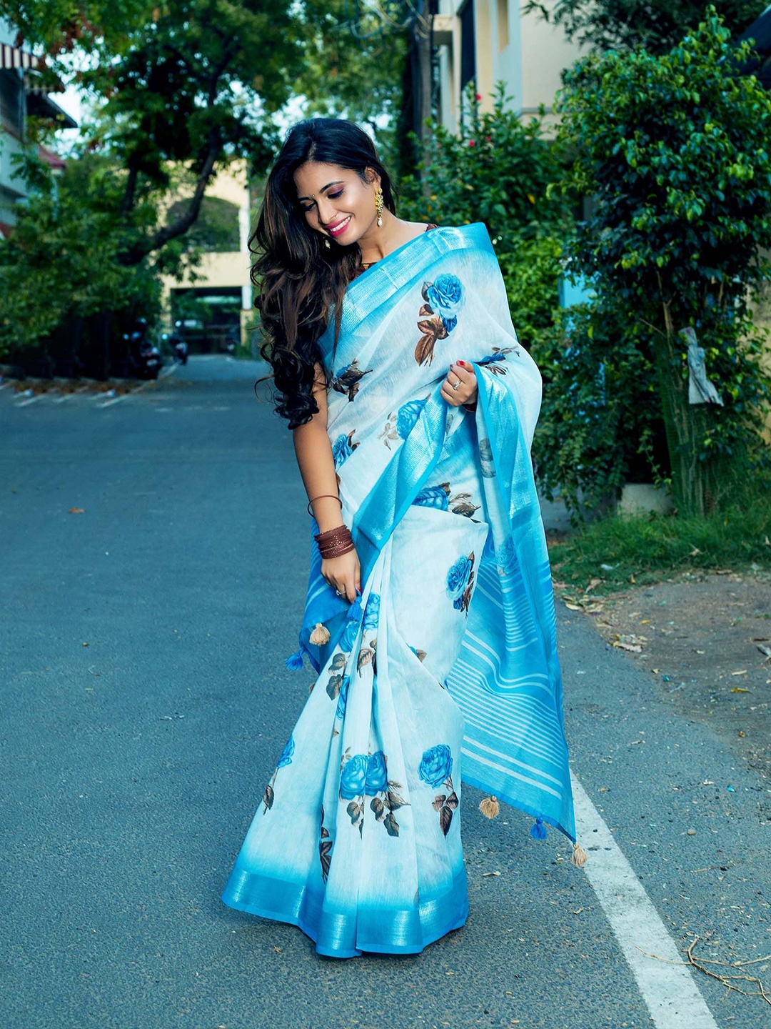 

Kaizen TEXO FAB Floral Printed Zari Khadi Saree, Blue