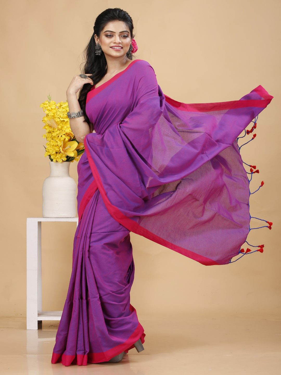 

Bong ButiQ Women Solid Taant Saree, Magenta