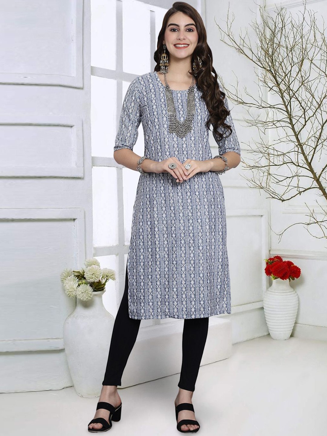 

7Threads Women Keyhole Neck Flared Sleeves Thread Work Floral Crepe Kurta, Multi