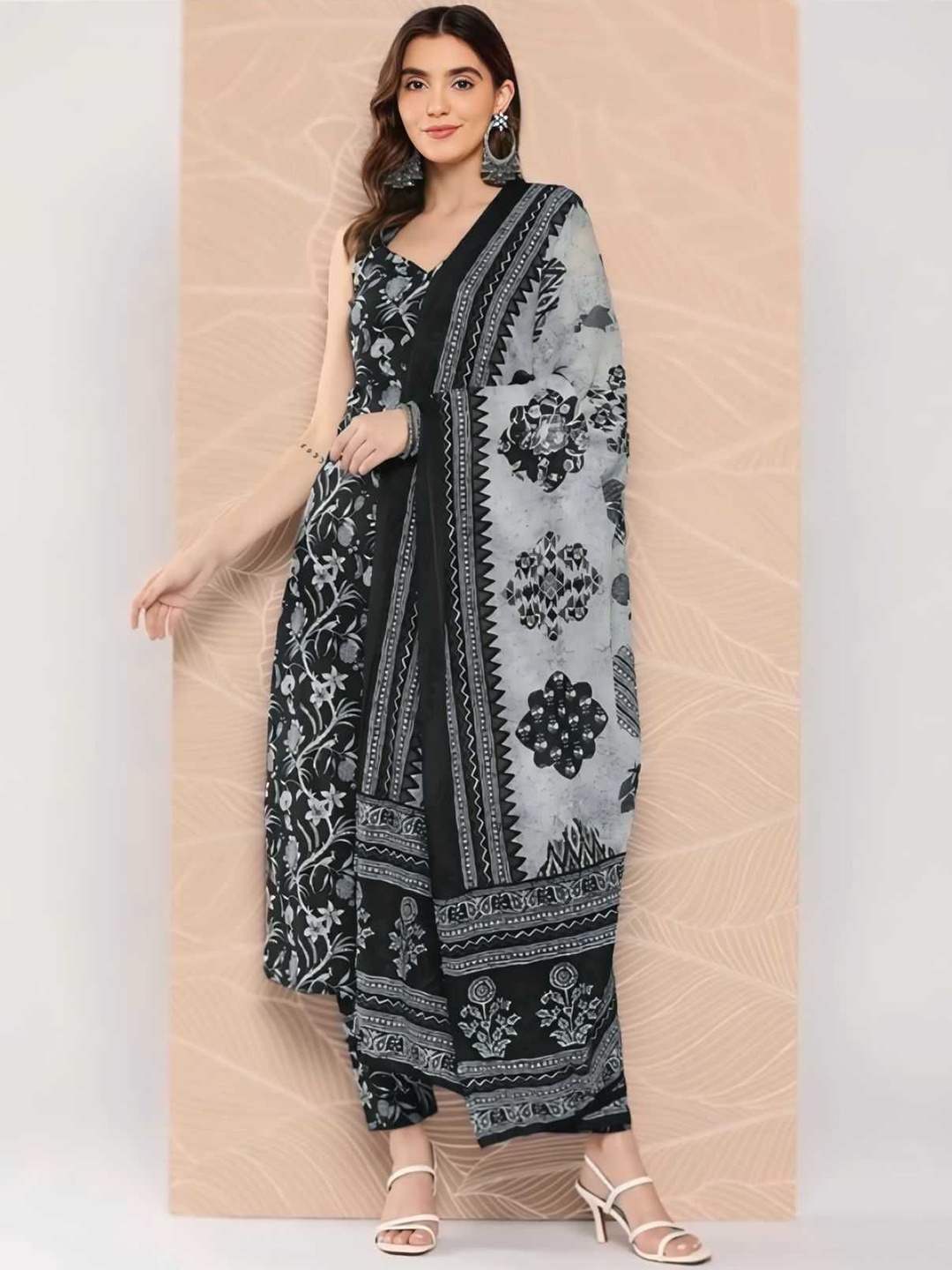 

VYKOO Women Floral Printed Regular Kurta with Palazzos & With Dupatta, Black