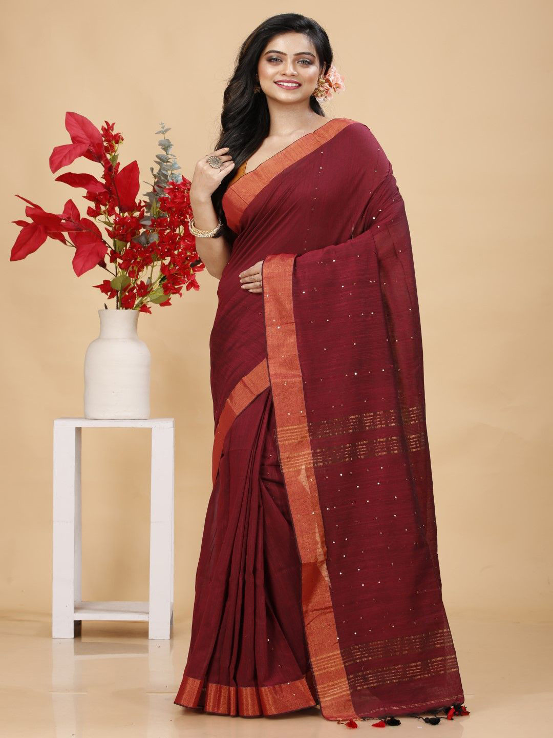 

Bong ButiQ Embellished Embroidered Taant Saree, Red