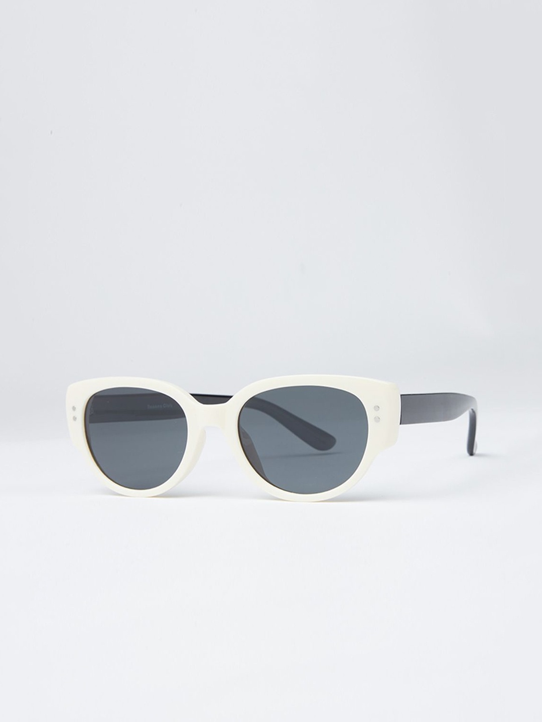 

Banana Club Unisex Oval Sunglasses BVP9518, White