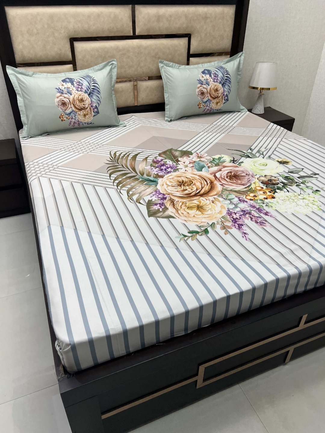 

Pure Decor majestic White Floral Printed Pure Cotton King Bedsheet with 2 Pillow Covers
