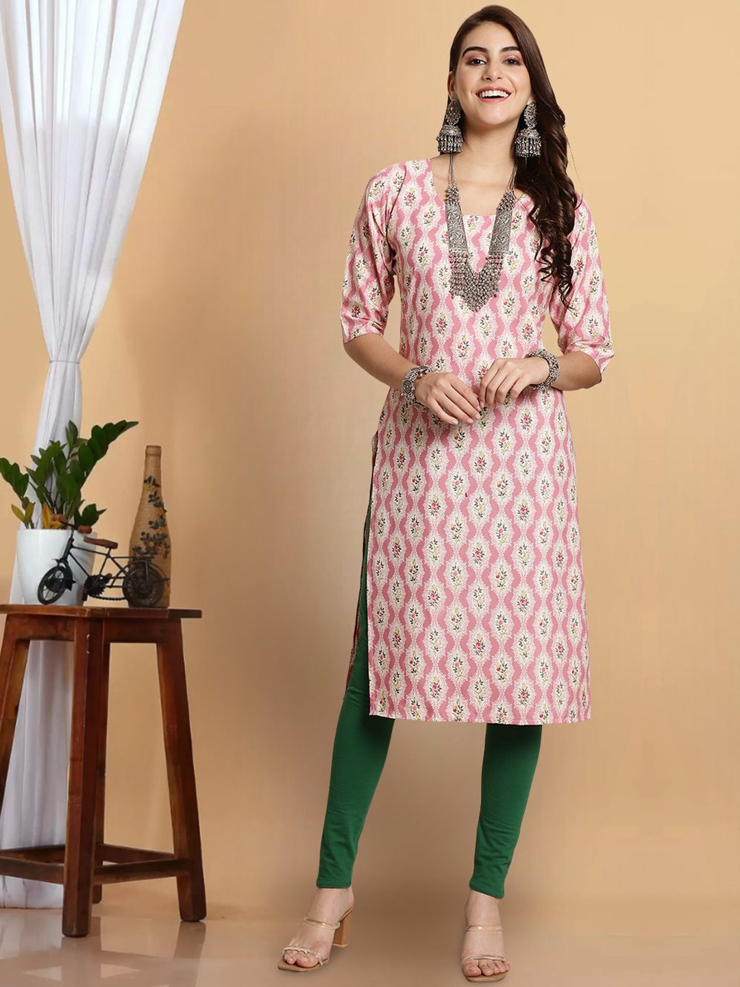 

7Threads Floral Printed Round Neck Straight Kurta, Pink
