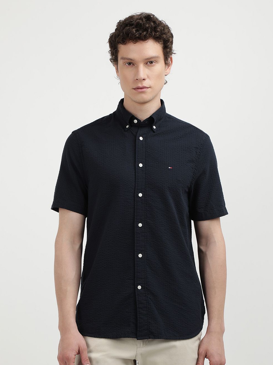 

Tommy Hilfiger Men Button-Down Collar Solid Cotton Casual Shirt, Navy blue
