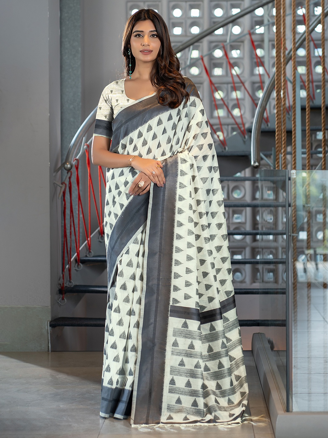 

AWRIYA Pure Cotton Block Printed Saree, Grey