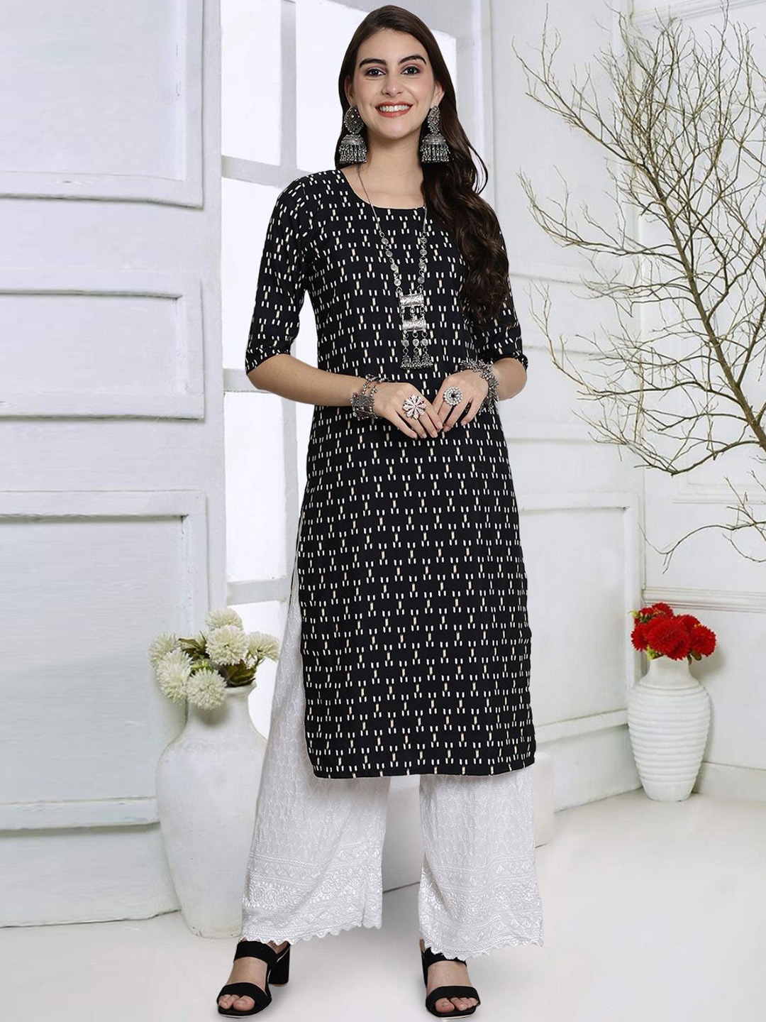 

KALINI Geometric Printed Round Neck Straight Kurta, Black