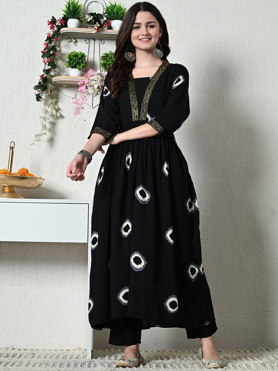 

Taswak Women Floral Printed Regular Kurta with Palazzos, Black