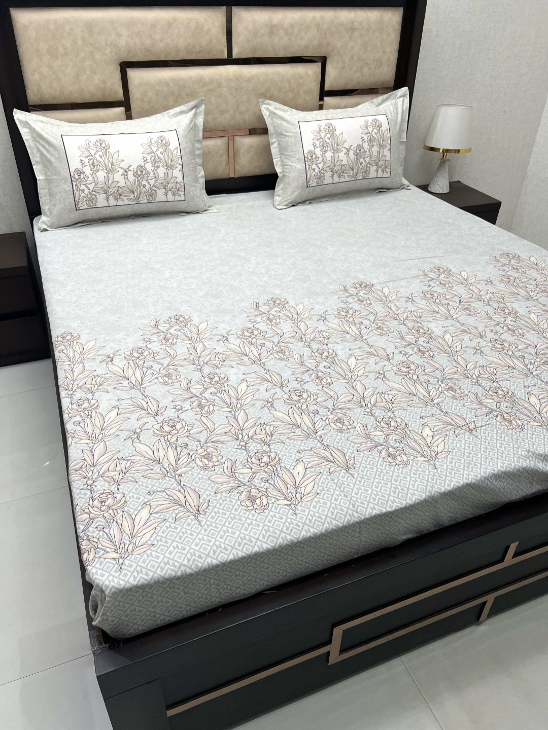 

Pure Decor Grey & White Floral Pure Cotton 330 TC King Bedsheet with 2 Pillow Covers