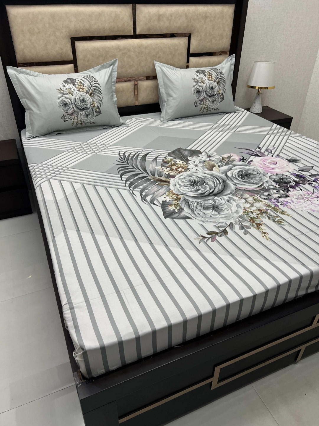 

Pure Decor majestic Grey & White Floral Pure Cotton King Bedsheet with 2 Pillow Covers
