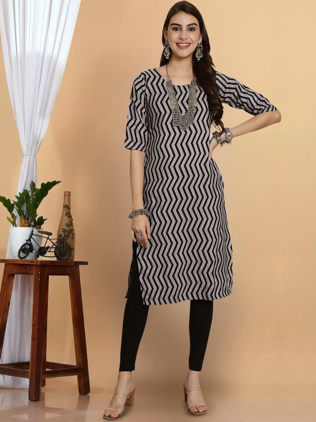 

7Threads Geometric Printed Round Neck Straight Kurta, Grey