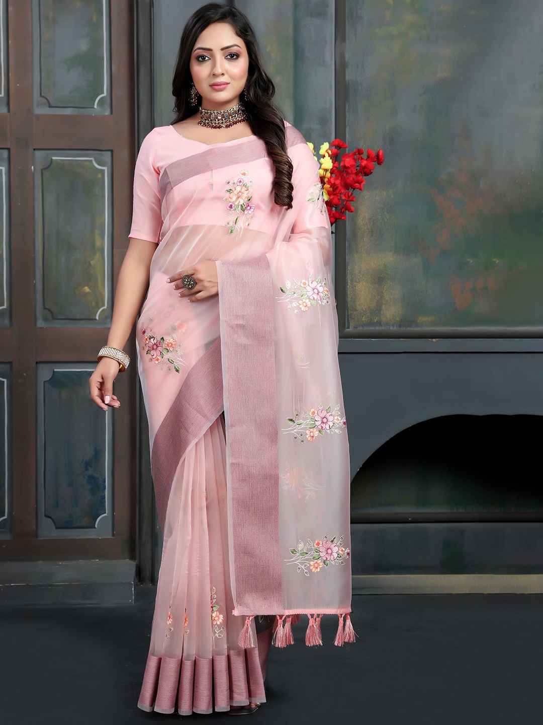 

Munir Floral Embroidered Zari Saree, Pink