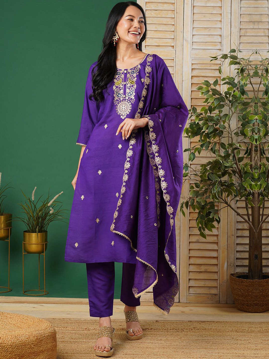 

CARTYSHOP Paisley Embroidered Regular Zari Straight Kurta with Trousers & Dupatta, Purple