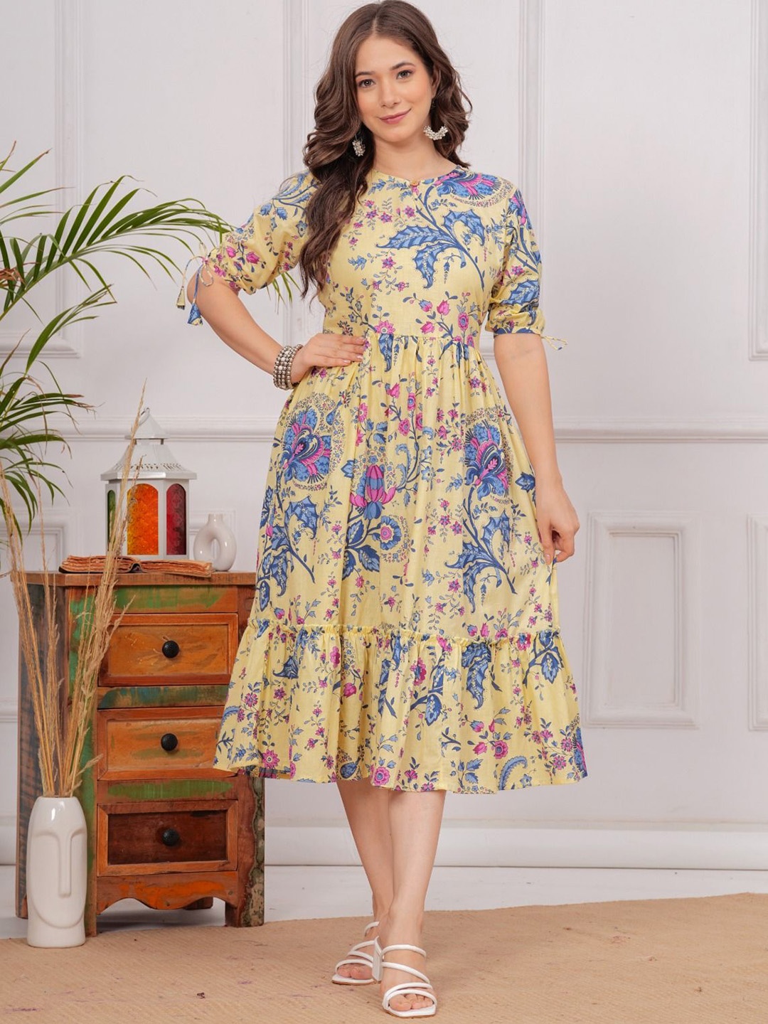 

UNIBLISS Women Floral Printed Mirror Work Kurta, Yellow
