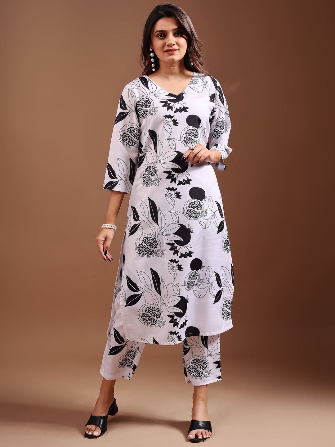 

GORGONE Floral Printed V-Neck Straight Kurta With Palazzos, White