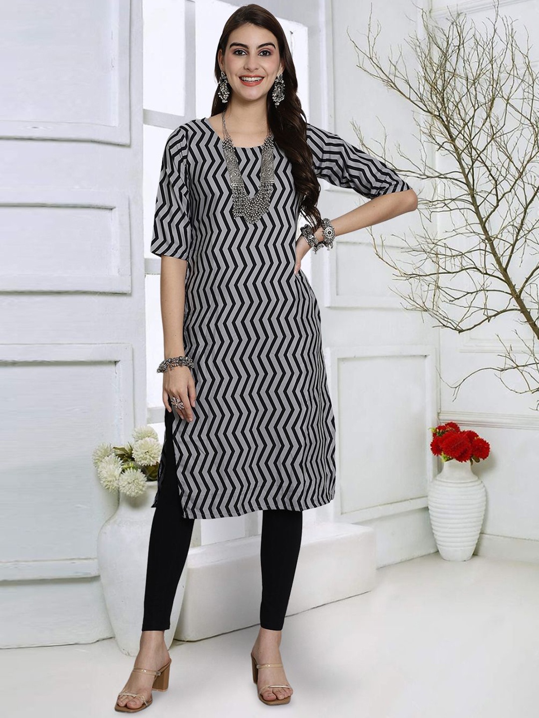 

7Threads Geometric Printed Round Neck Regular Crepe Straight Kurta, Black