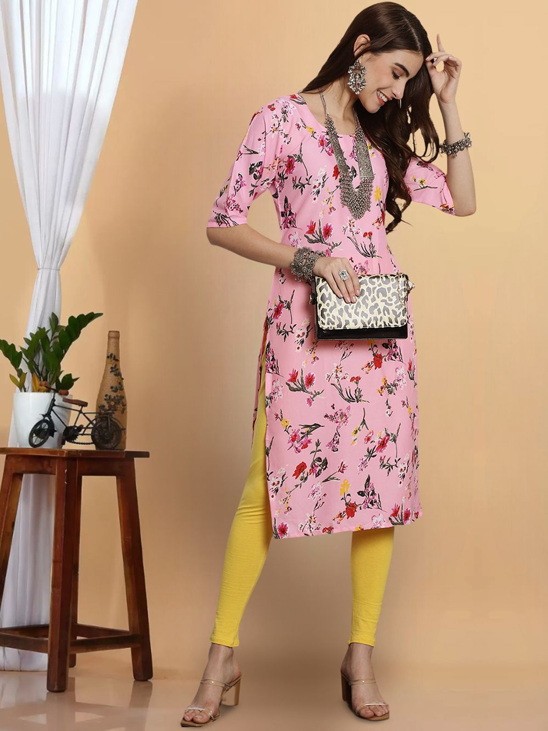 

7Threads Floral Printed Round Neck Straight Kurta, Pink