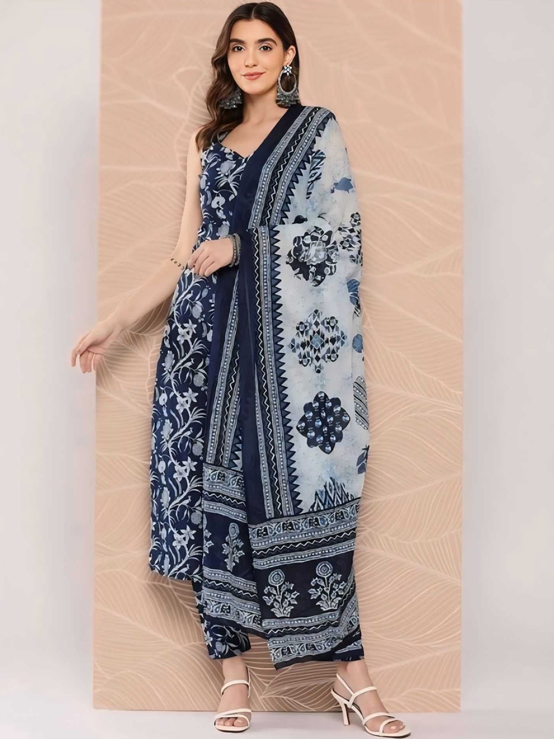 

VYKOO Women Floral Printed Regular Kurta with Trousers & With Dupatta, Blue