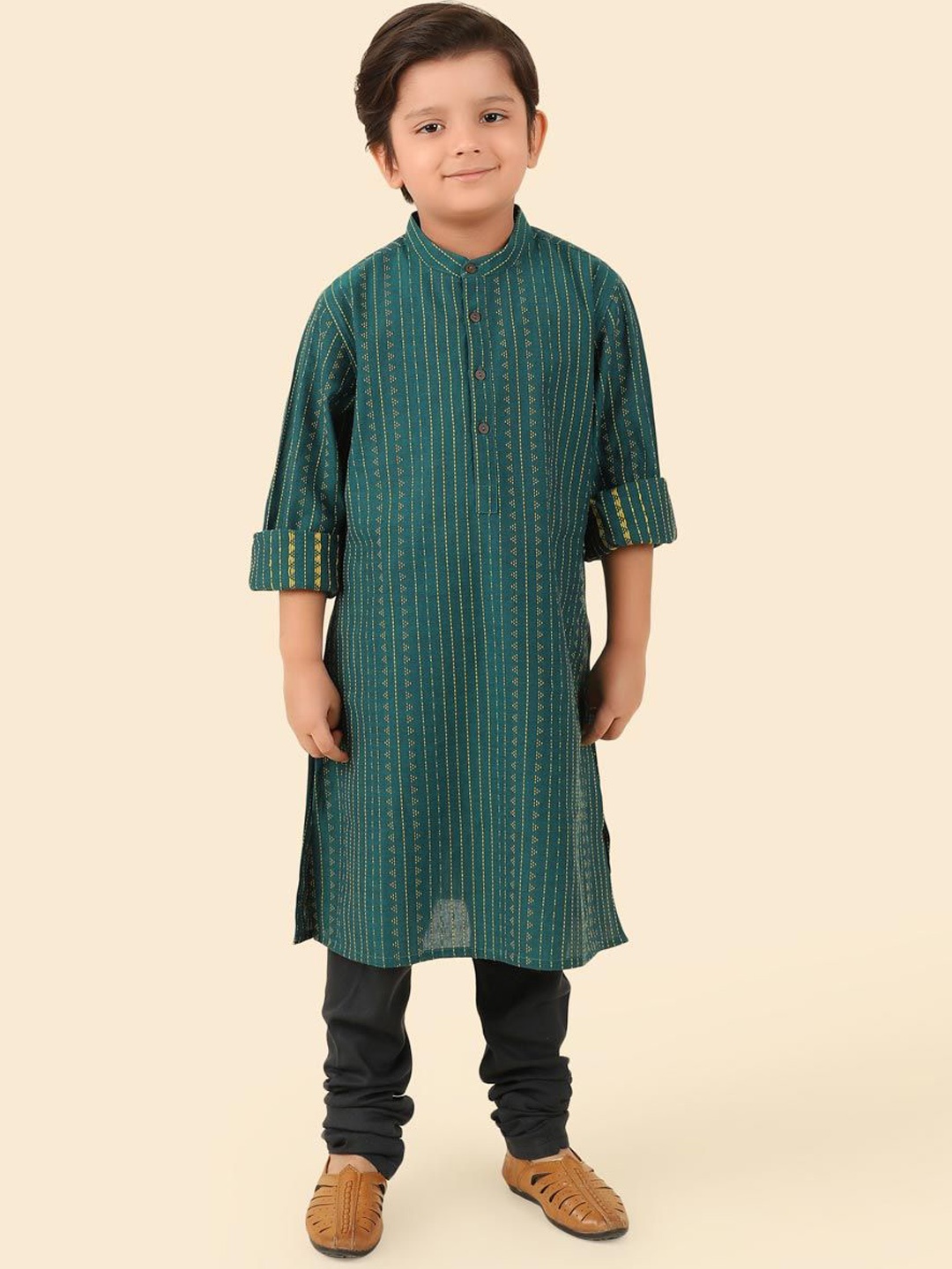 

Fabindia Boys Geometric Embroidered Thread Work Mandarin Collar Cotton Straight Kurta, Green