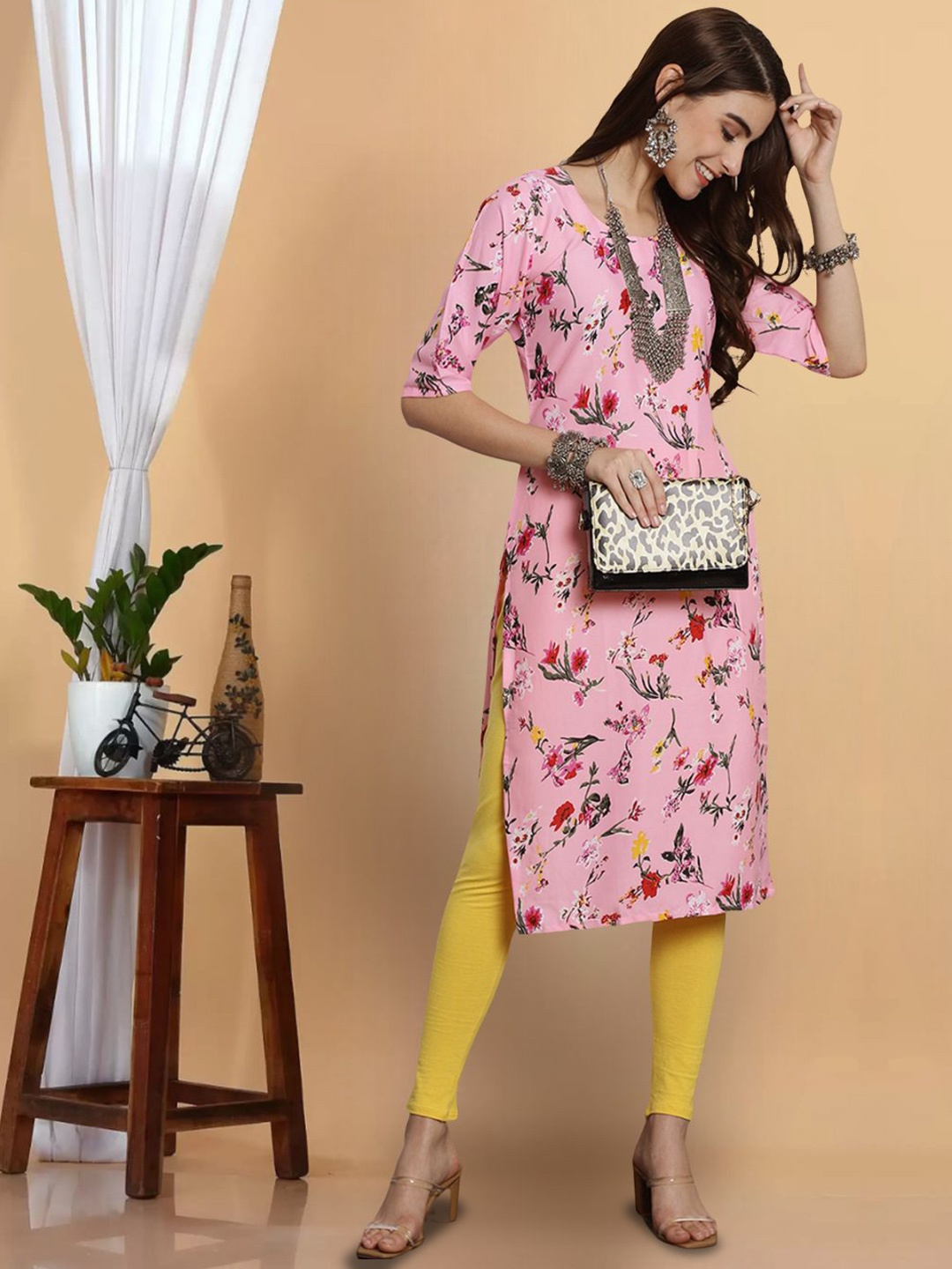 

7Threads Floral Printed Round Neck Straight Kurta, Pink