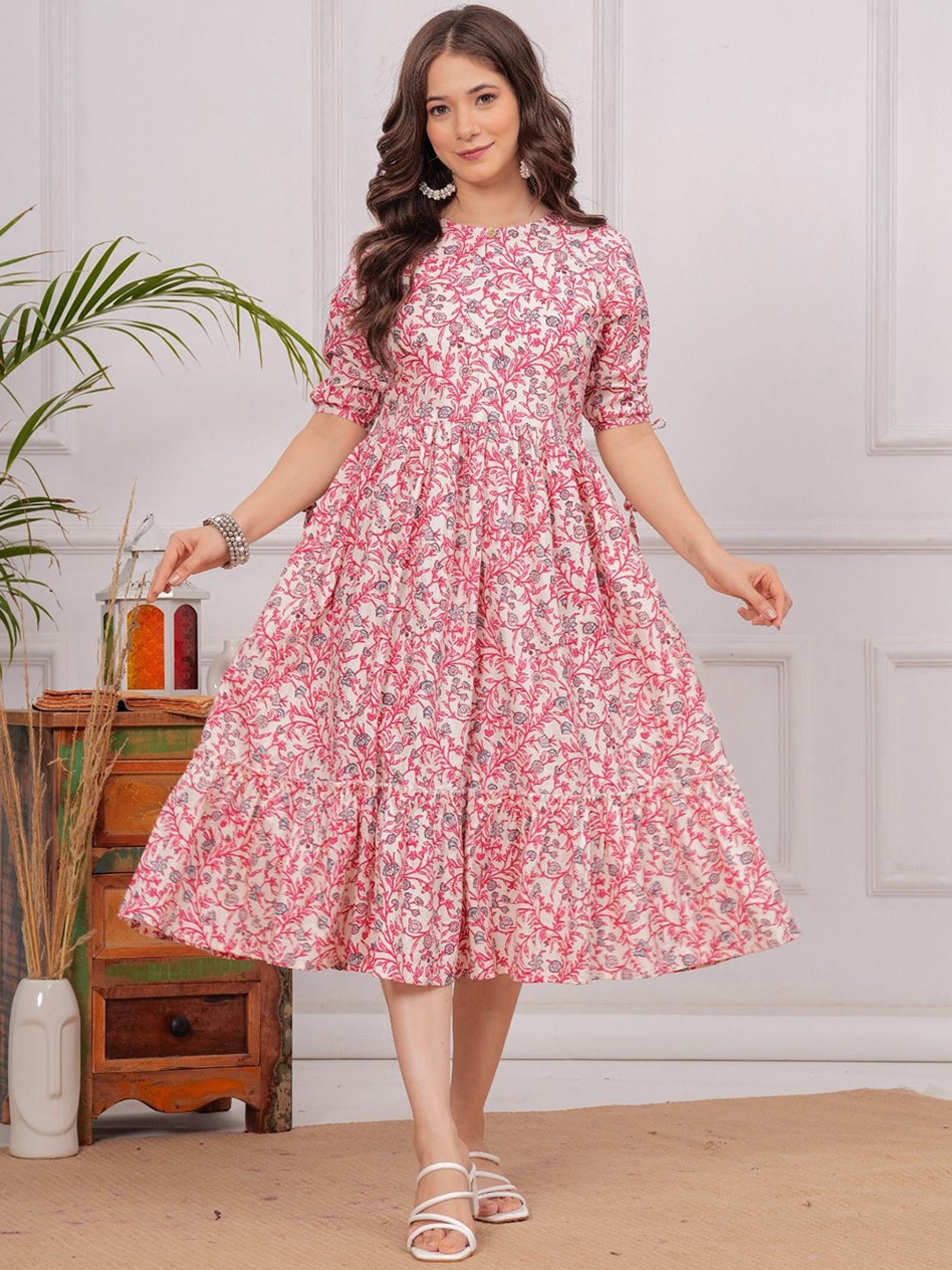 

UNIBLISS Women Floral Printed Gotta Patti Anarkali Kurta, Pink