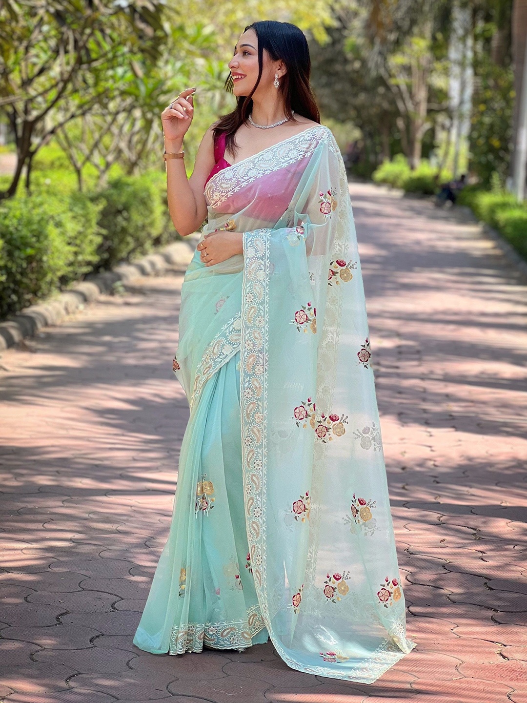 

Munir Floral Sequinned Net Saree, Green