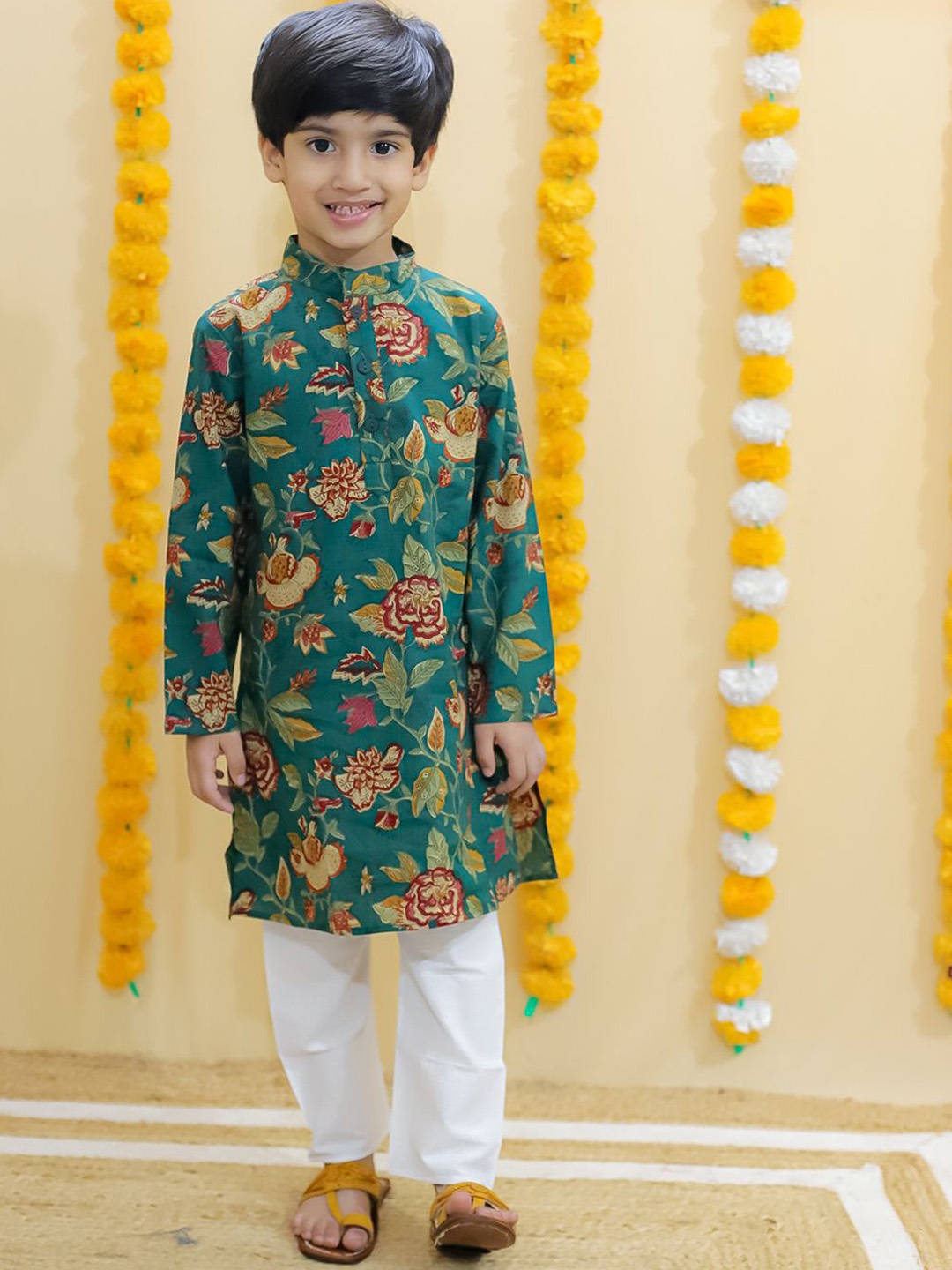 

UNBIND Boys Floral Printed Mandarin Collar Pure Cotton Straight Kurta with Pyjamas, Green