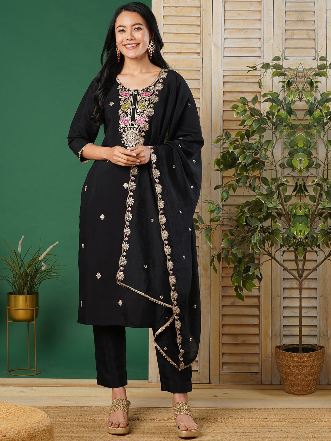 

CARTYSHOP Plus Size Embroidered Regular Zari Straight Kurta with Trousers & Dupatta, Black