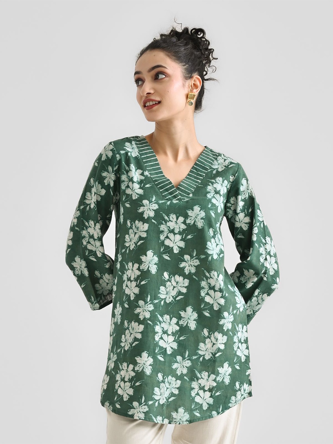 

Rustorange Floral Printed V-Neck Pure Cotton Kurti, Green