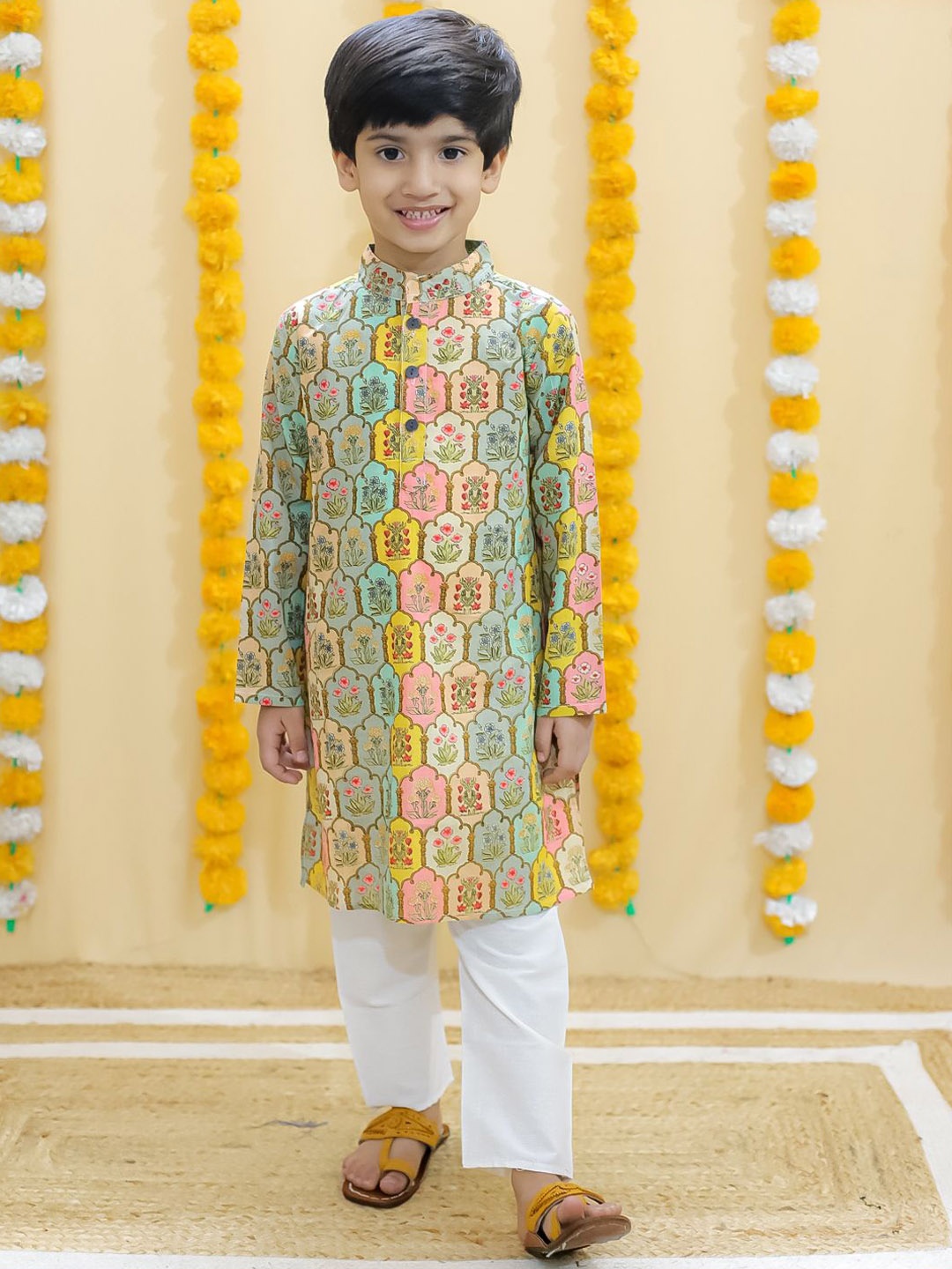 

UNBIND Boys Floral Printed Mandarin Collar Pure Cotton Straight Kurta with Pyjamas, Green