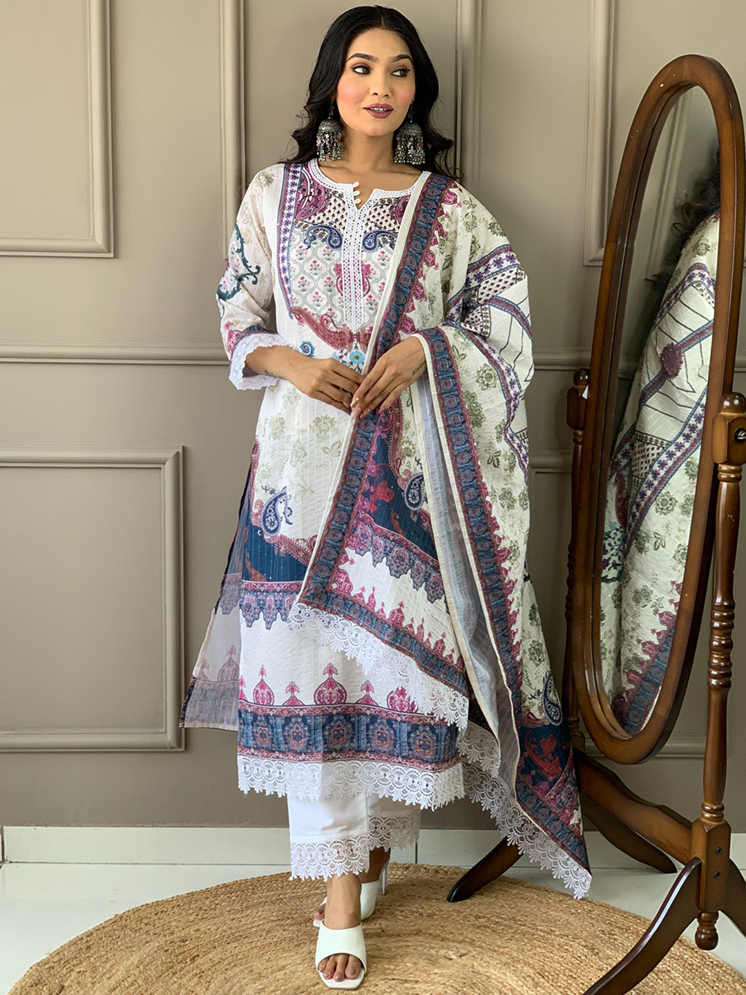 

JAPNAAM Women Floral Printed Regular Kurta with Trousers & With Dupatta, White