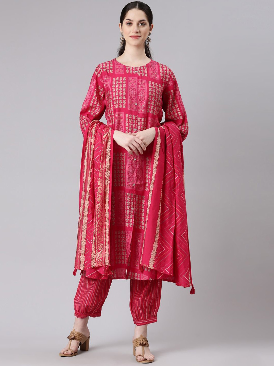 

Neerus Floral Printed Straight Kurta with Trousers & With Dupatta, Magenta